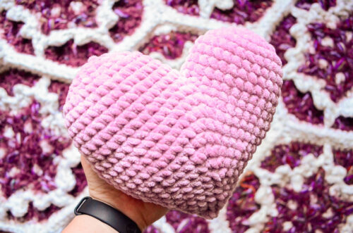 Heart pillow amigurumi crochet pattern - heart held in hand